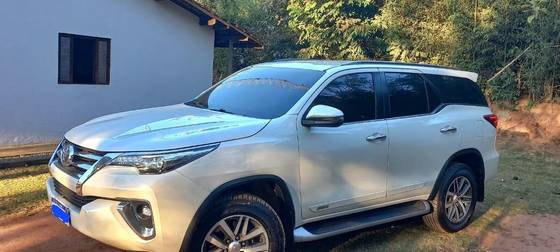 TOYOTA HILUX SW4 2.8 SRX 4X4 7 LUGARES 16V TURBO INTERCOOLER DIESEL 4P AUTOMÁTICO TOYOTA HILUX SW4 2.8 SRX 4X4 7 LUGARES 16V TURBO INTERCOOLER DIESEL 4P AUTOMÁTICO